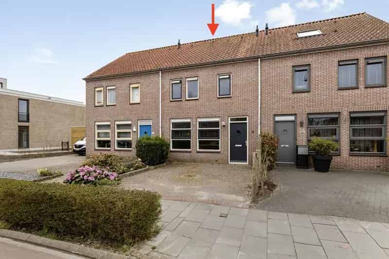 Ruime gerenoveerde tussenwoning Zierikzee met warmtepomp en zonnepanelen