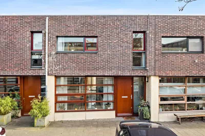 Huis te koop Delft: Instapklare eengezinswoning met zonnepanelen