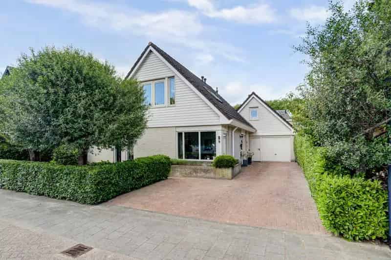 Vrijstaande Villa te Koop Oosterhout met Kantoor en Garage