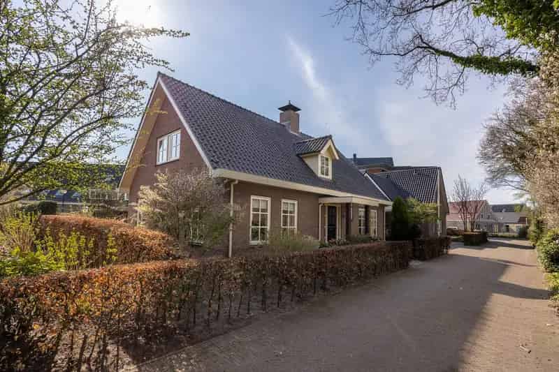 Huis te koop Achterveld: Ruime villa met garage, 3 slaapkamers en tuin