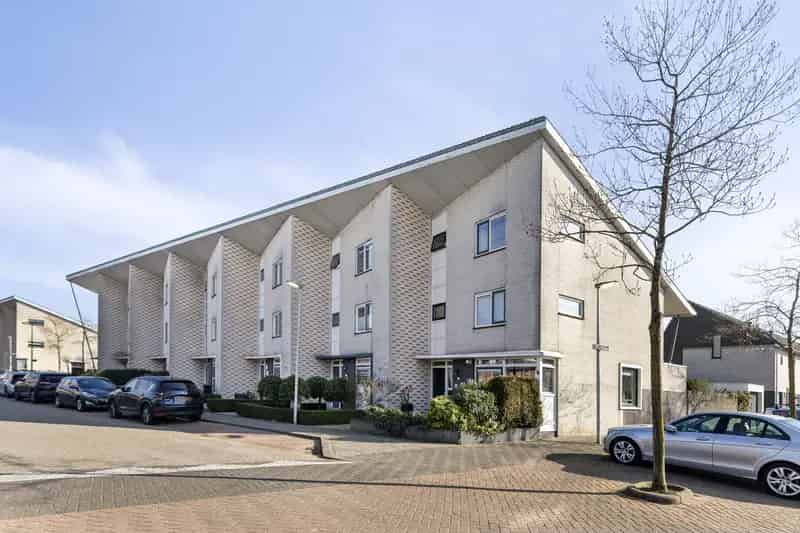 Energiezuinige Eindwoning Weidevenne: Zonnige Tuin Garage