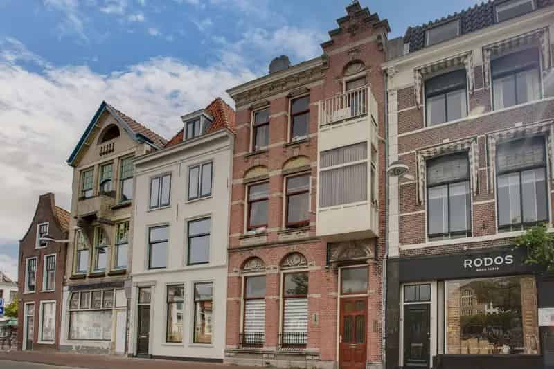 Appartement Leiden Turfmarkt: Knus Grachtenpand met Dakterras