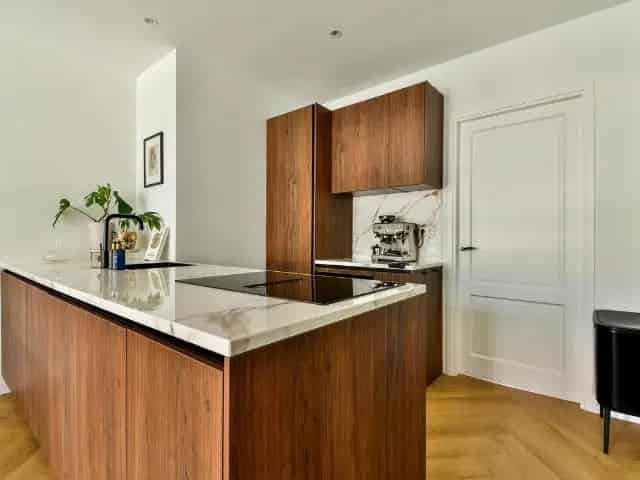 Appartement Amsterdam: Instapklaar gerenoveerd met balkon