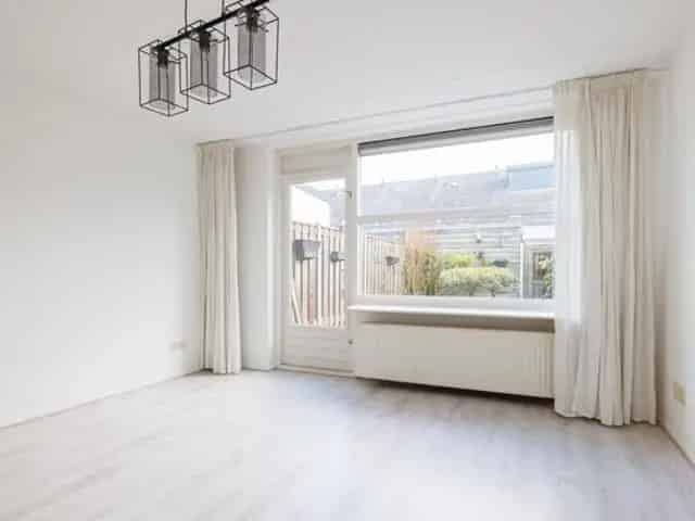 Huis te koop Almere: 3 slaapkamers, moderne keuken en tuin