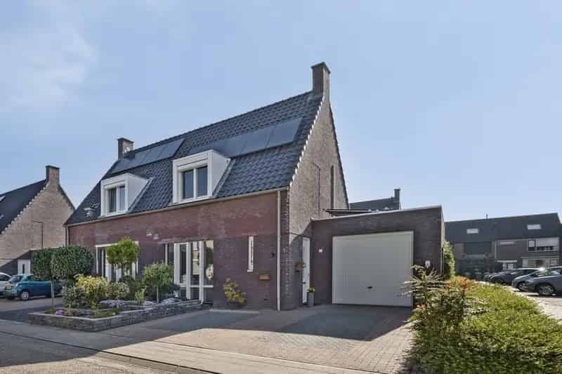 Ruime halfvrijstaande woning Kesteren met A+++ label en grote garage