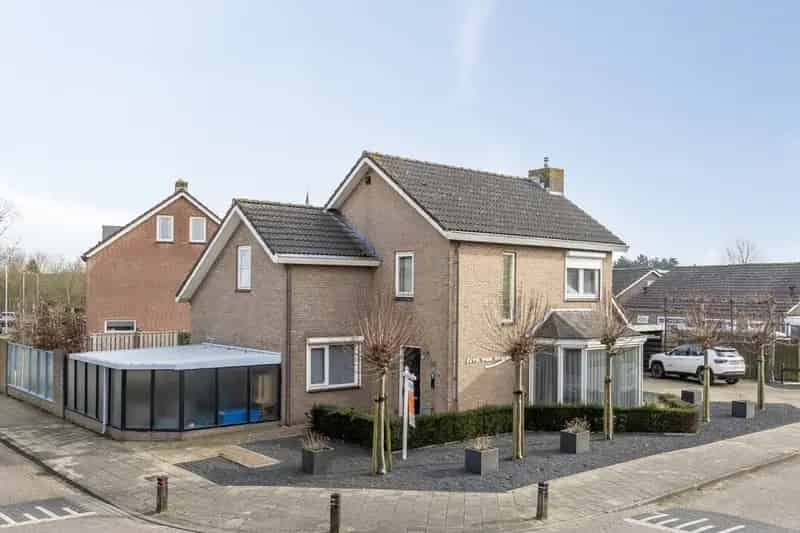 Goed onderhouden vrijstaande woning met 4 slaapkamers en zwemvijver