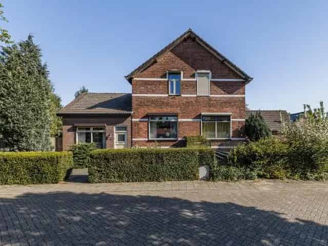 Halfvrijstaande woning te Oud Dorplein met 3 slaapkamers en tuin