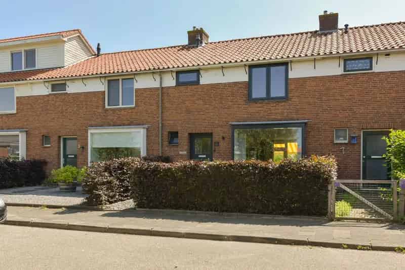 Huis te koop Wilnis: 3 slaapkamers, moderne badkamer, diepe tuin