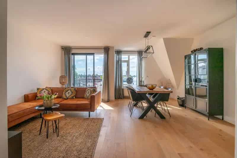 Appartement te koop Zaandam: Licht & Instapklaar appartement met uitzicht