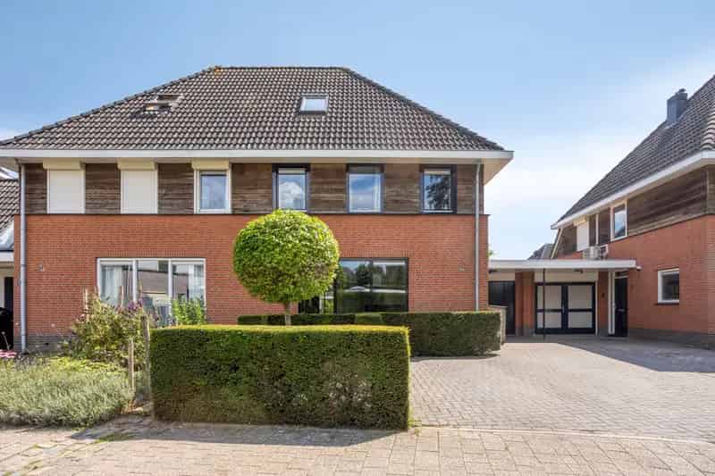 Herveld Ruime helft dubbel woonhuis 151m2 12 Zonnepanelen