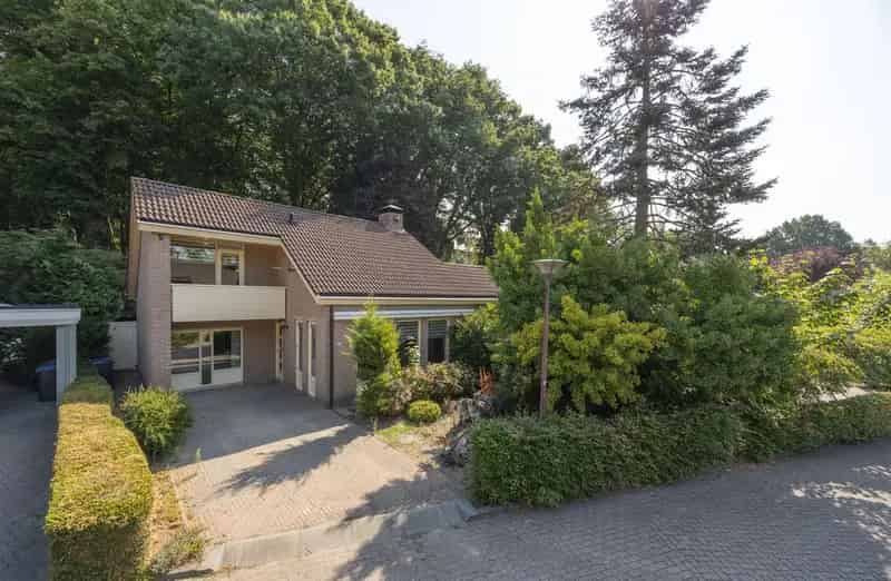 Huis te koop Hoeven: Ruime woning met 4 slaapkamers en tuin