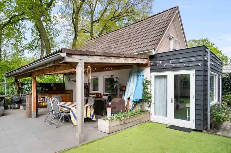 Vrijstaande Villa Ede: Ruime woning met bijgebouw en tuin