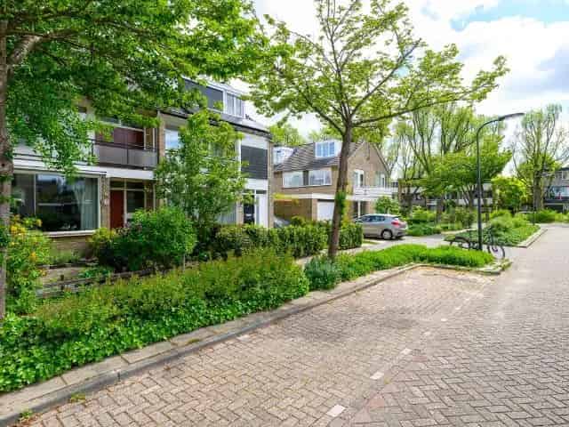 Gezinswoning te koop Leidschendam: Rust en ruimte nabij winkels