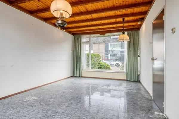 Ruime Tussenwoning Steenbergen Veel Potenti	