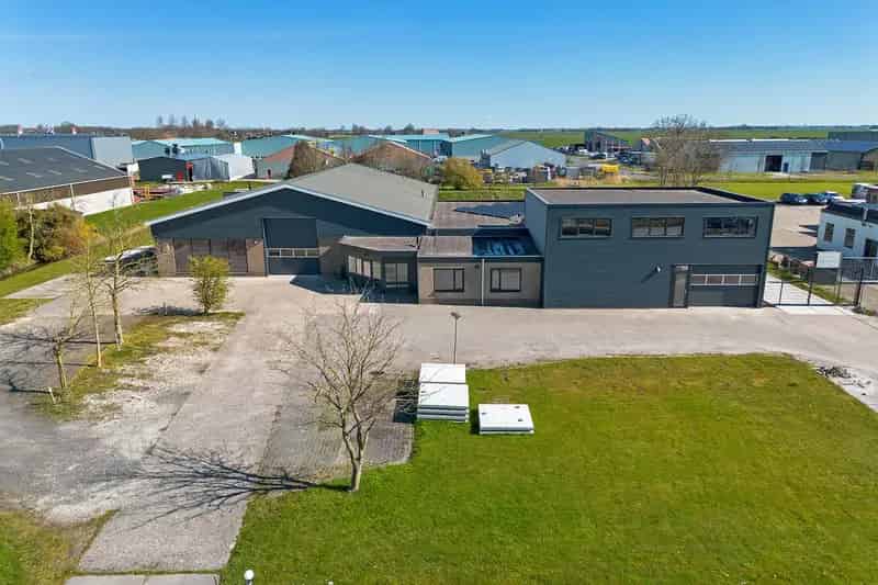Bedrijfshal met woning te huur Winsum