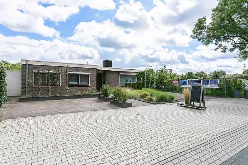 Bedrijfshal Heerlen 1370m2 VVO Bungalow Garage Opslag