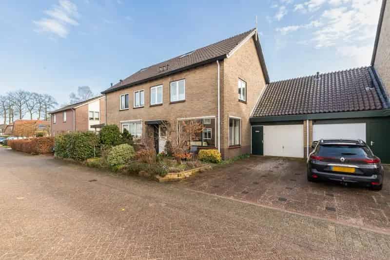 Ruime 2-onder-1-kap woning te Maartensdijk met 4 slaapkamers en vrij uitzicht