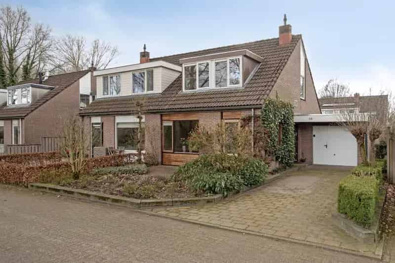 Huis te koop Ede: Ruime tweekapper met garage en waterzicht