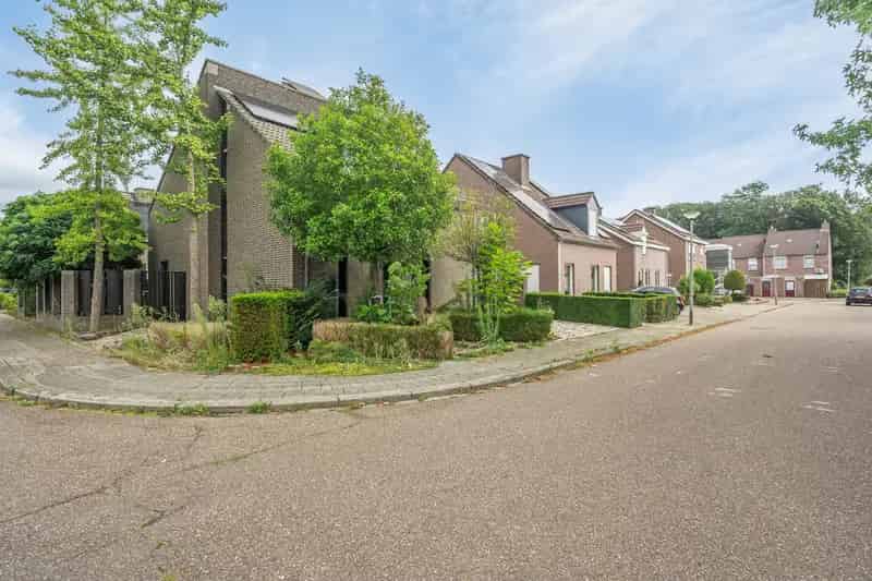 Vrijstaande woning 4 slaapkamers ruime souterrain garage tuin