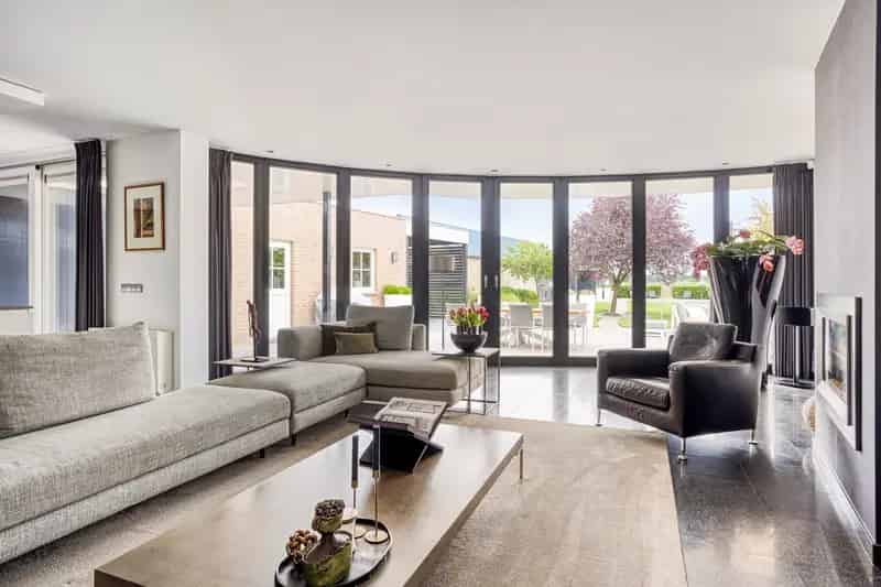 Villa te Koop: Luxe woning met zwembad en tuin