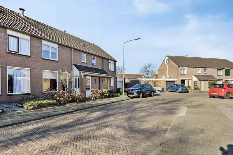 Ruime Tussenwoning Made 3 slaapkamers Nieuwe Badkamer