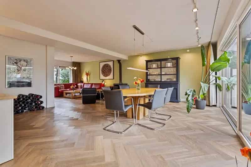 Huis te koop Zoeterwoude: Ruime woning aan vaarwater met 4 slaapkamers
