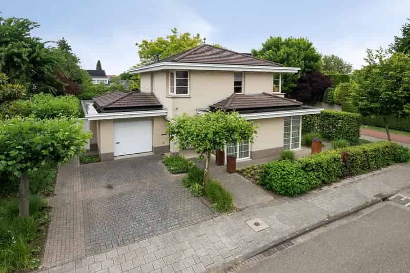 Vrijstaande Villa met Zwembad te Veldhoven