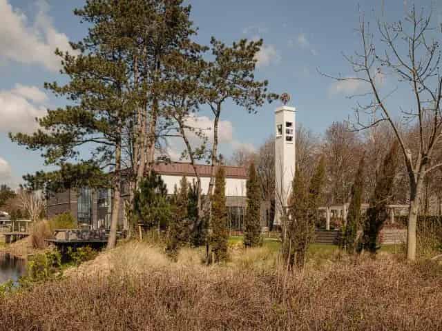 Luxe Villa in voormalige kerk Bergen NH