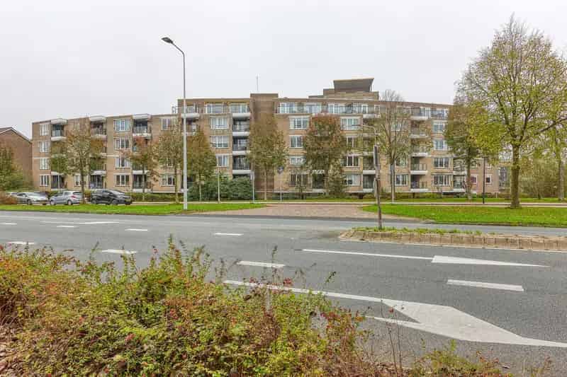 Leiden Louis Armstronglaan 71: Ruim appartement met dakterras