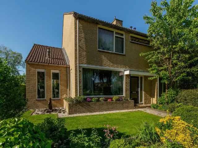 Hoekwoning Barendrecht Ruime Tuin 3 slaapkamers Nabij NS station