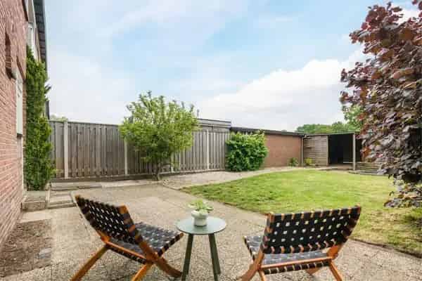Ruime benedenwoning met tuin, carport en schuur