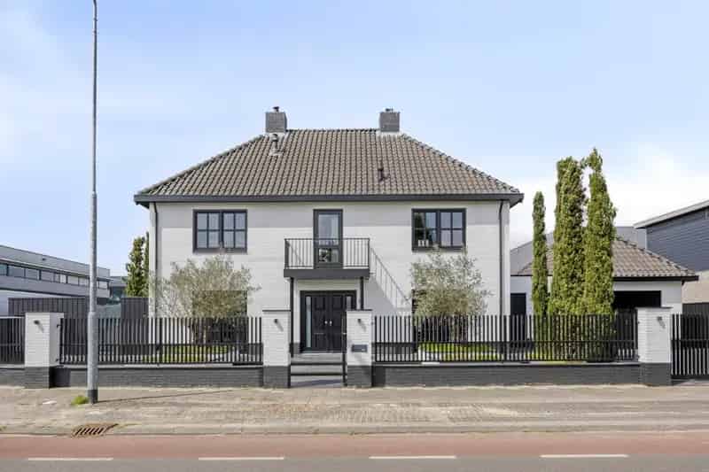 Luxe Villa met Zwembad en Bedrijfsloods te Breda