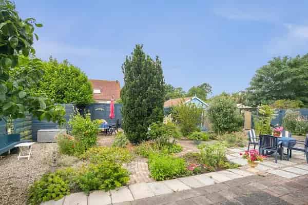 Statige Woning nabij Oosterschelde: 6 Kamers, 4 Slaapkamers, Grote Tuin