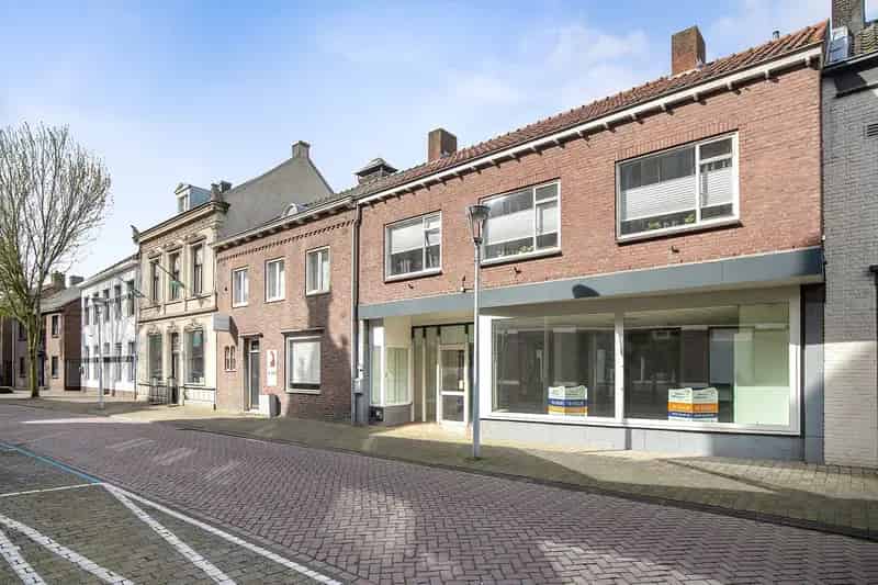 Winkelruimte met Bovenwoning te Venray 163m

