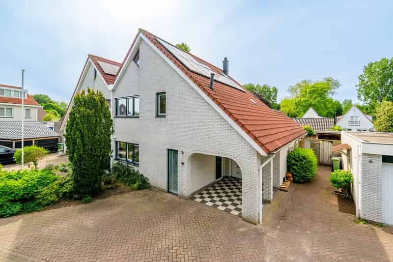 Ruime 2-onder-1-kapwoning te koop in Aalsmeer