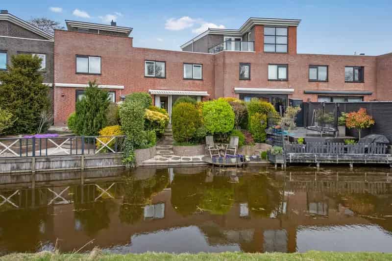 Huis te koop Rijswijk: Ruime woning aan het water met 3 slaapkamers