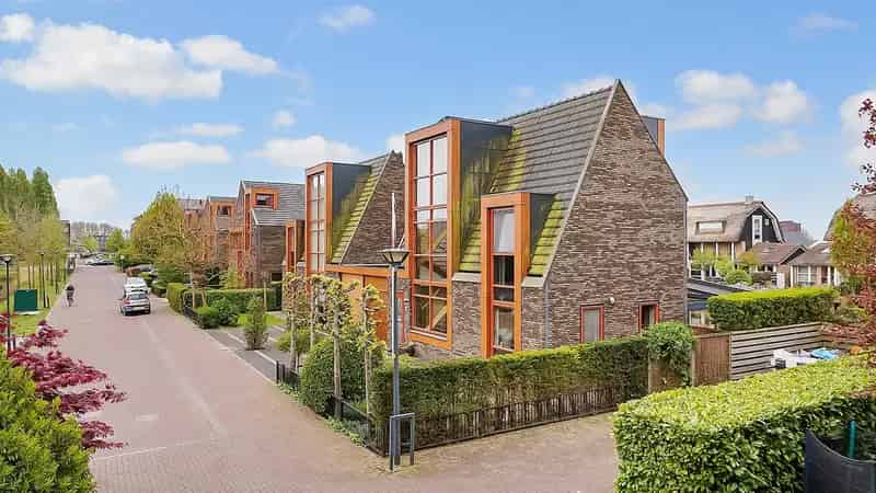 Halfvrijstaand huis met tuin aan het water Floriande