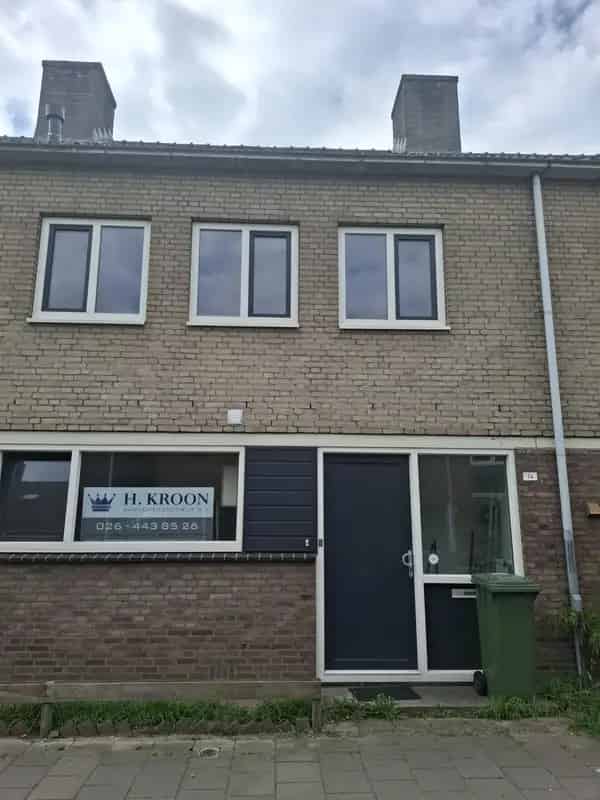 Riante 5 Slaapkamers Middenwoning Nabij Station