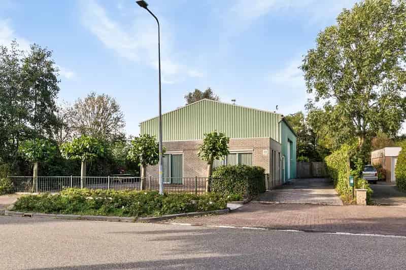 Bedrijfshal Schagen: Vrijstaande woning met bedrijfsruimte te koop