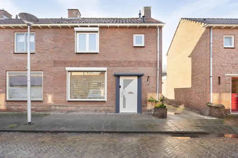 Hoekwoning Steenbergen Nabij Park en Centrum