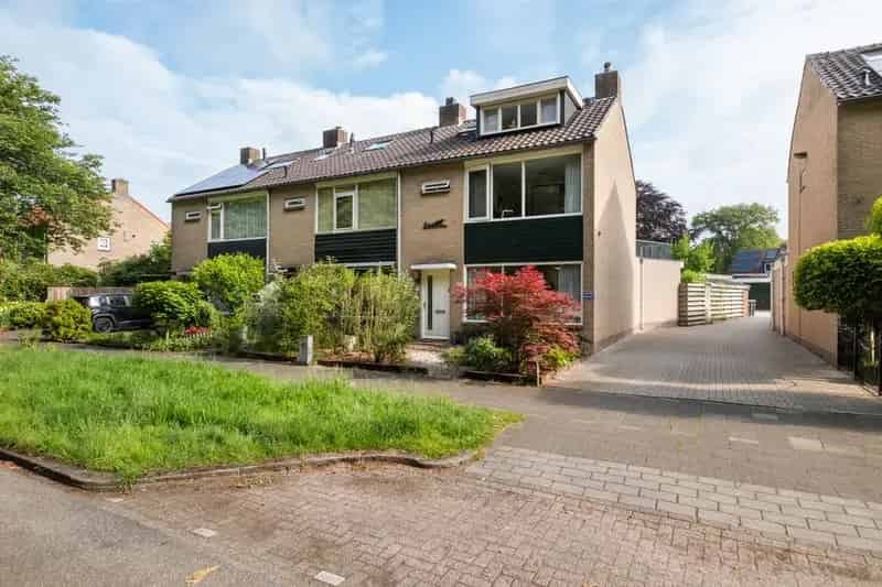 Hoekwoning Austerlitz: Ruime woning met dubbele garage en souterrain