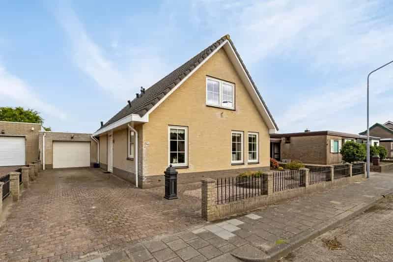 Grote vrijstaande woning met serre en 3 slaapkamers te Made