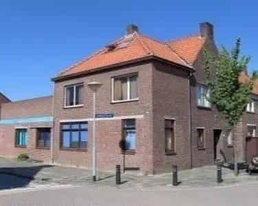 Ruime kamer met eigen douche, wc en keukenblok.