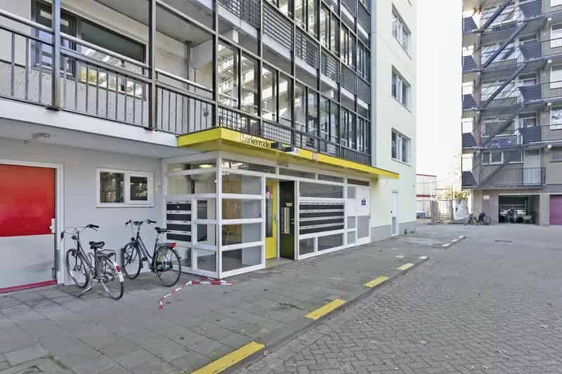 Ruim Appartement met Balkon Nabij Buurthuis en Winkelcentrum