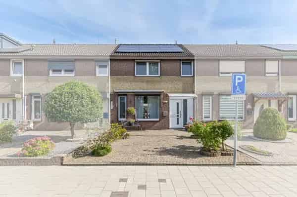 Tussenwoning nabij groen met garage en 9 zonnepanelen