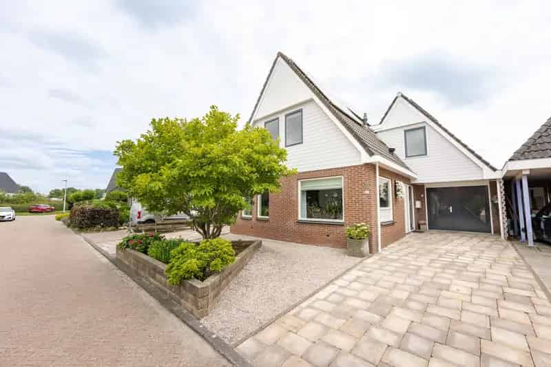 Ruime woning aan het water met 5 slaapkamers en veel extra's