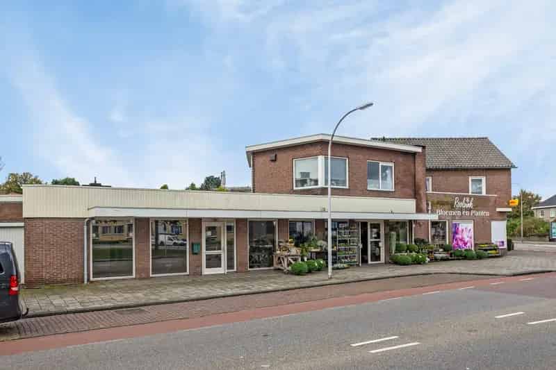 Twee Winkelruimtes met Bovenwoning te Hengelo