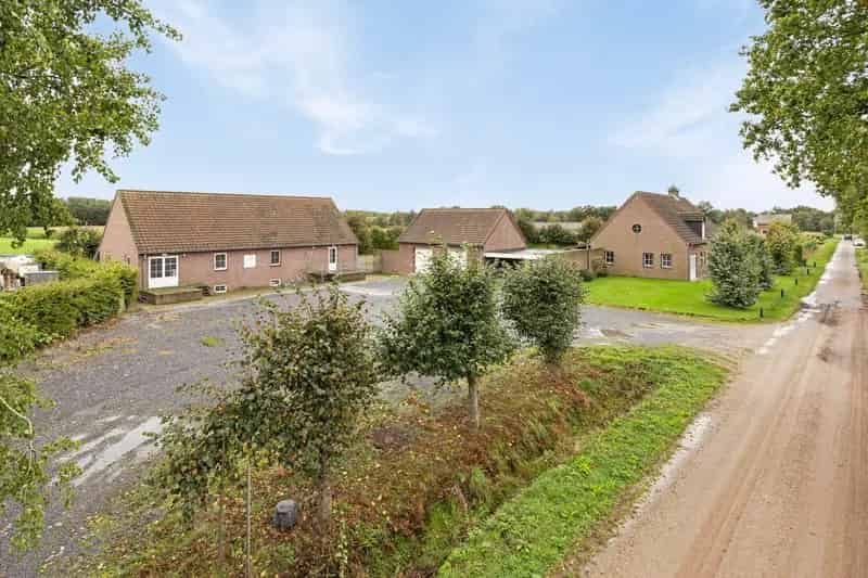 Bedrijfshal Weert - Woning met Bedrijfsruimte te Koop