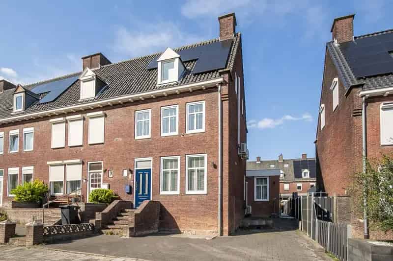 Ruime Halfvrijstaande Woning Heerlen 8 Zonnepanelen Garage Tuin