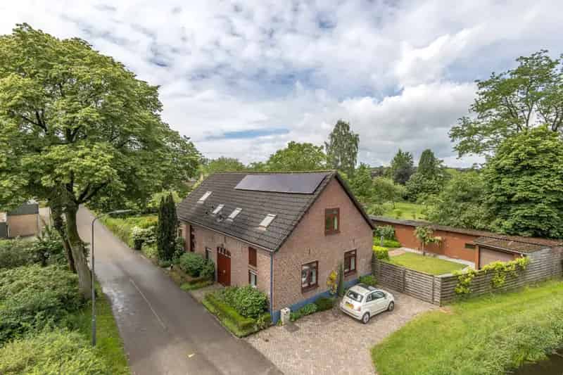Ruime woning met grote tuin sauna en jacuzzi in Silvolde